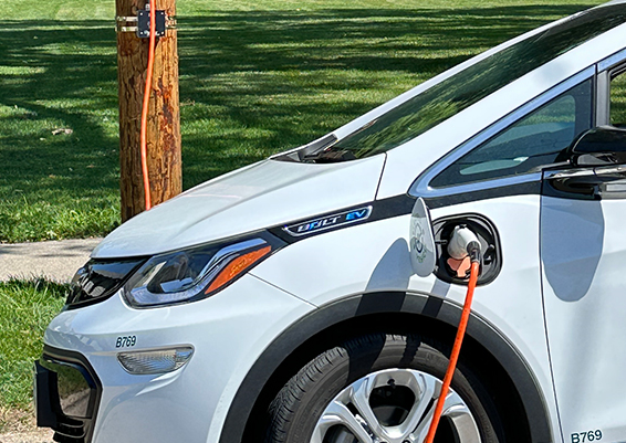 Ya está disponible la primera estación de carga de vehículos eléctricos montada en un poste eléctrico de MGE