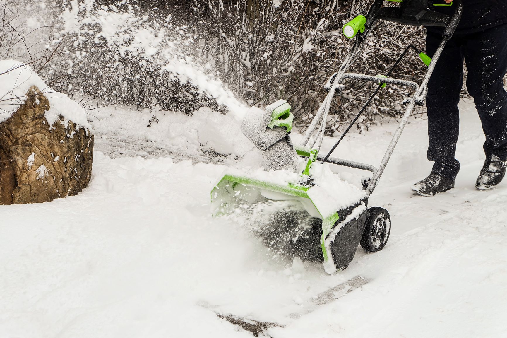 Encárguese de limpiar la nieve con un soplador de nieve eléctrico